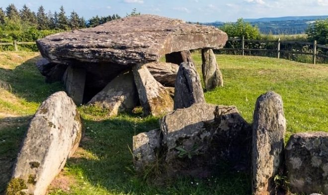 Раскопки вблизи знаменитого &laquo;Камня Артура&raquo; в Уэльсе раскрыли его историю 