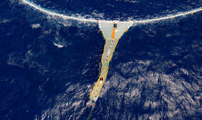 Система сбора пластика Ocean Cleanup готова взяться за Большое тихоокеанское мусорное пятно