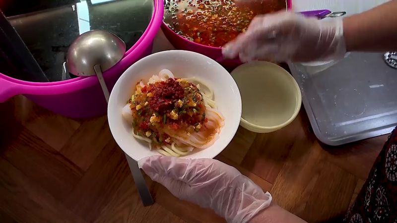 "У каждого свой рецепт, клиенты у всех разные". Что такое ашлямфу и как его готовят в кыргызстанском Караколе