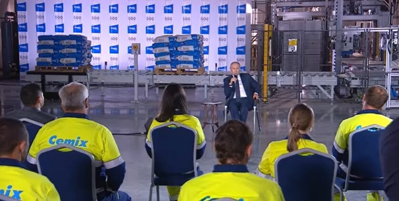 В Башкортостане во встрече с Путиным вместо "рабочих" участвовали сотрудницы местной администрации в униформе &ndash; "Новая газета"