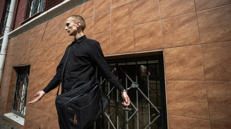 В Москве арестовали нацбола, приковавшего себя наручниками к зданию Минюста