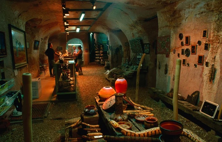 За всю историю человечества были ли общества, действительно живущие под землей?