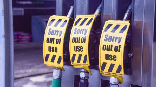 Паника на заправках. Почему британские водители выстроились в очереди за бензином