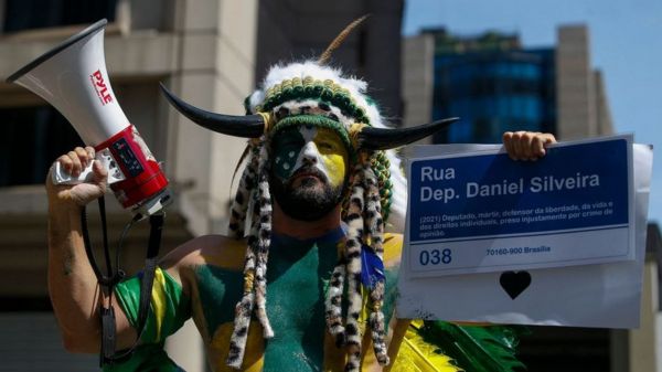 Президент Бразилии вывел на улицы тысячи сторонников и назвал будущие выборы фарсом