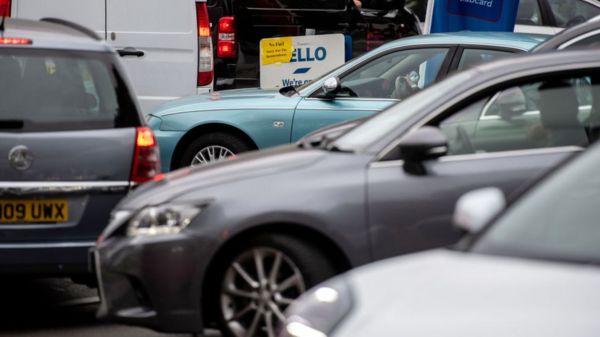 Паника на заправках. Почему британские водители выстроились в очереди за бензином