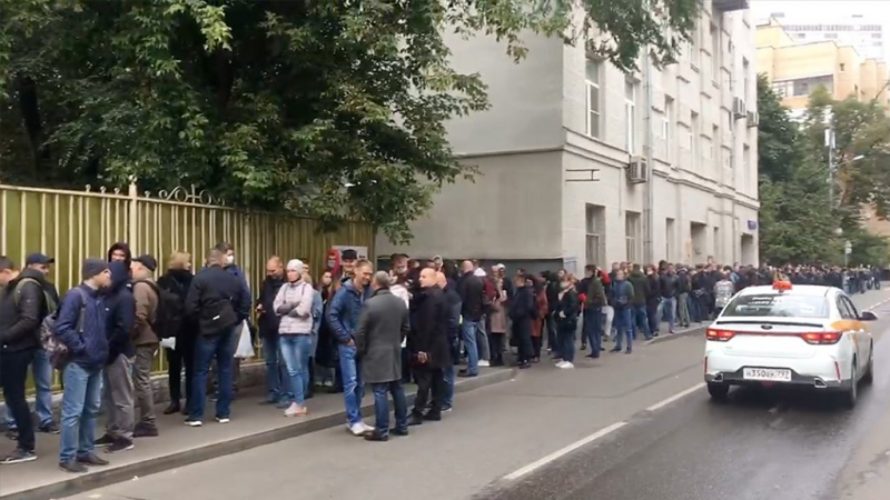 В первый же день выборов в России выстроились длинные очереди. Зачем торопиться?