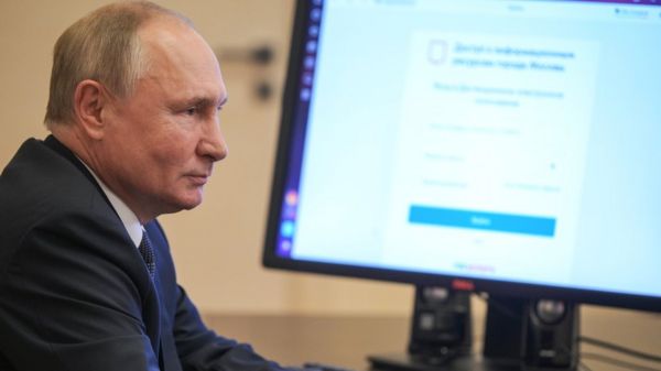 Первый день выборов в России: миллион на электронном голосовании и Путин среди них