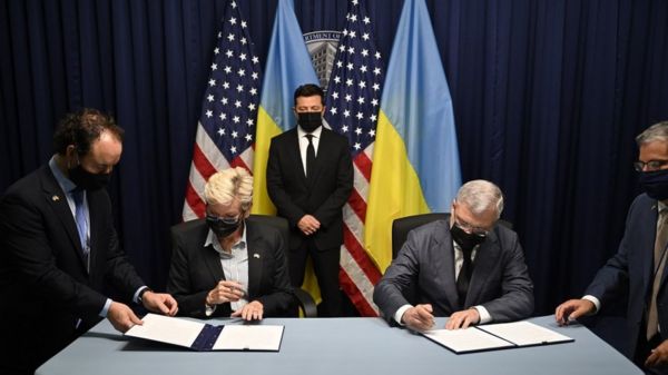 "Мы поддерживаем Украину перед лицом российской агрессии". Байден встретился с Зеленским