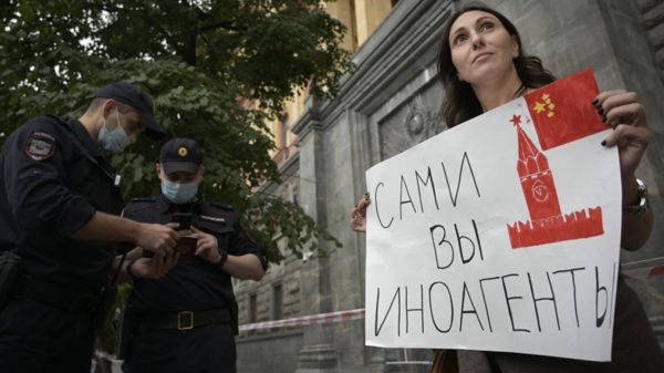 Минюст России включил "ОВД-Инфо", "Медиазону" и "Зону права" в реестры иностранных агентов