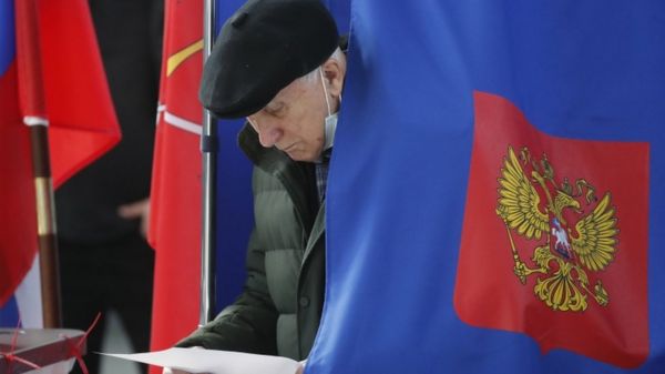 "Лучше проводить выборы посредством лотереи". Как в Петербурге утверждали итоги голосования