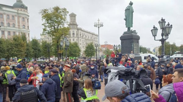 Акция протеста КПРФ против итогов выборов в Москве прошла под патриотическую музыку из машины полиции