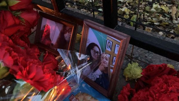 Заплаканные студенты и полицейские в касках. Пермь скорбит по погибшим в университете