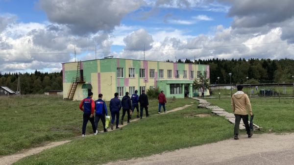 В Подмосковье после убийства пенсионерки прошел сход против мигрантов. Их уже выселили из общежития