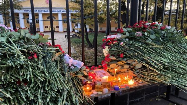 Заплаканные студенты и полицейские в касках. Пермь скорбит по погибшим в университете