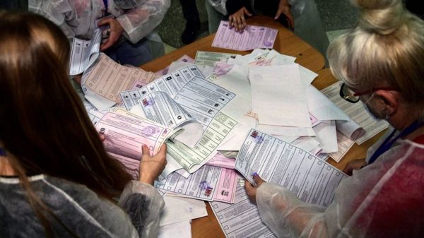 "Паспорта забыли, удостоверения потеряли". Как в Петербурге подменили членов избиркома