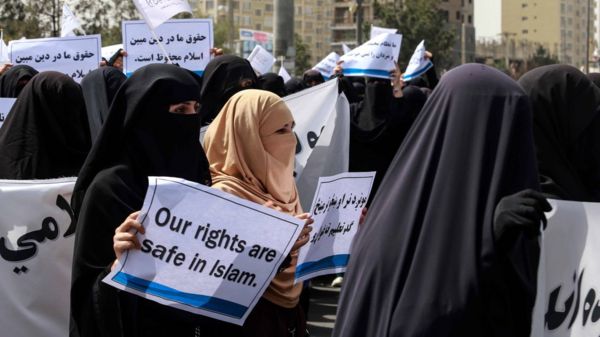 Талибы разрешили женщинам учиться в университетах. Но отдельно от мужчин