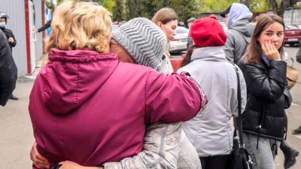 "В ужасе выпрыгивали из окон". Стрельба в Пермском университете - главное