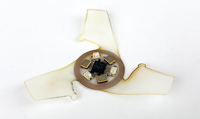 Этот крохотный микрочип – самое маленькое летающее устройство в мире