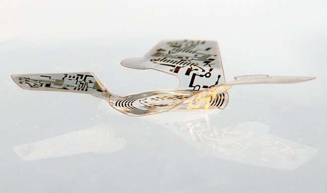 Этот крохотный микрочип – самое маленькое летающее устройство в мире