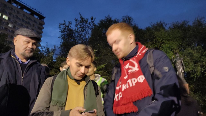 В Москве на встрече с кандидатом в депутаты Госдумы Михаилом Лобановым задержали двоих человек