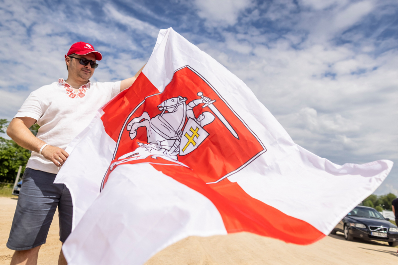 Жительнице Беларуси присудили штраф более $1000 за стикеры в телеграме с гербом "Погоня"