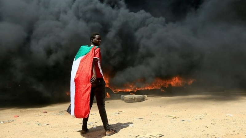 "Это военный переворот". Армия Судана арестовала переходное правительство и объявила чрезвычайное положение