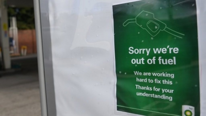 Британия бросила армию на борьбу с очередями за бензином. Топливный кризис длится уже более 10 дней