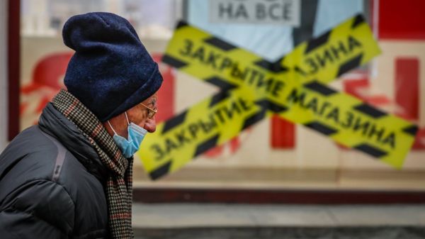 Нерабочие дни вместо праздника: чем опасна "четвертая волна" коронавируса в России