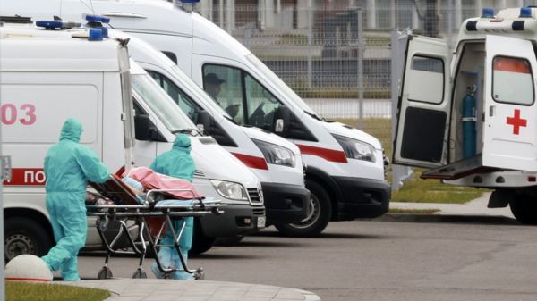 Нерабочие дни вместо праздника: чем опасна "четвертая волна" коронавируса в России