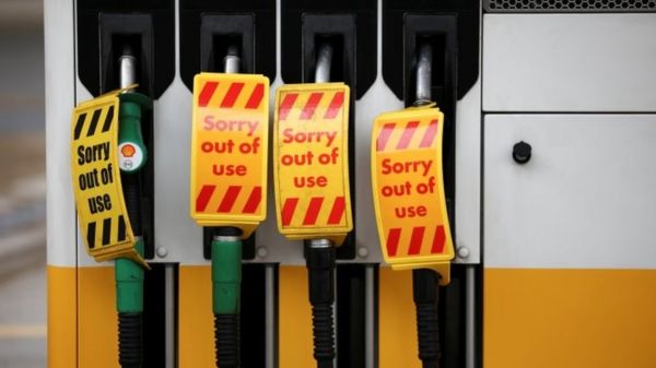 Британия бросила армию на борьбу с очередями за бензином. Топливный кризис длится уже более 10 дней