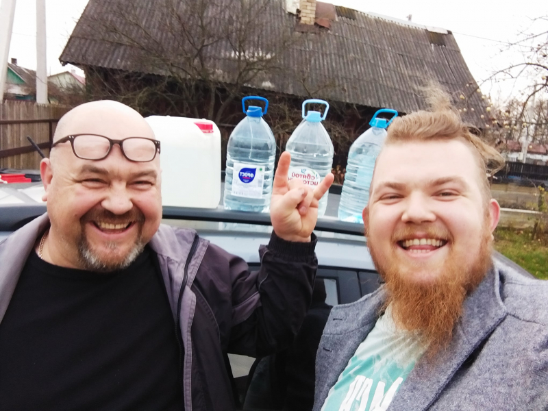 В Беларуси силовики привезли домой активисту Павлу Виноградову изъятый у него ранее на экспертизу самогон