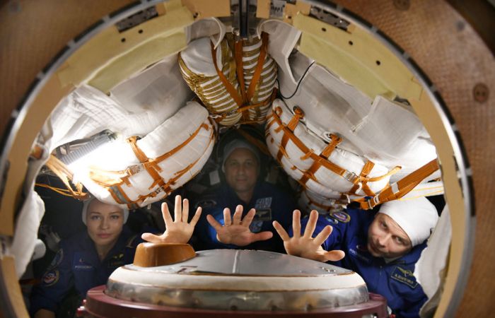 Возвращающаяся на Землю с МКС съемочная группа перешла в "Союз"