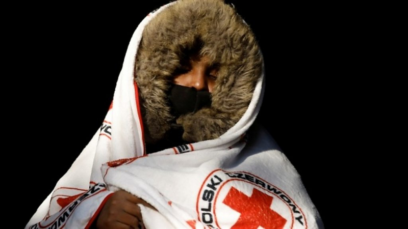 На границе Беларуси с Польшей собрались сотни мигрантов. Варшава привела войска в готовность