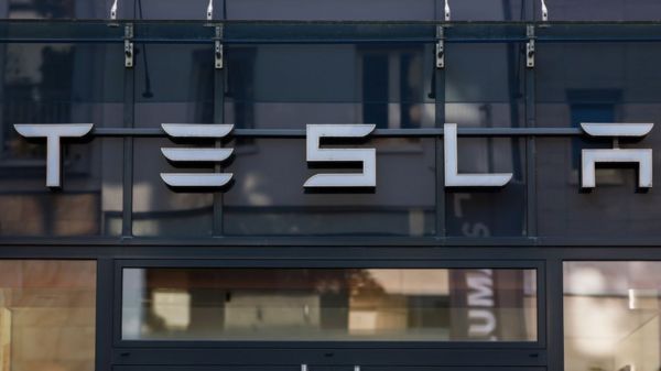 Илон Маск спросил своих фоловеров в "Твиттере", продавать ли акции Tesla на 21 млрд долларов