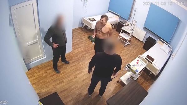 "Ты - раб Путина!". В Грузии опубликованы видео с Саакашвили в тюрьме; он готов прекратить голодовку, но с условиями