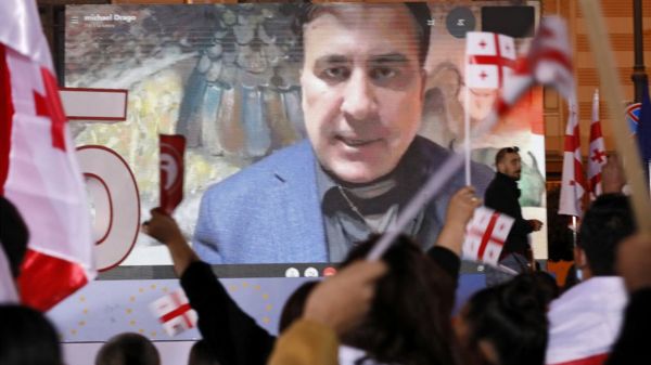 Михаила Саакашвили перевели из тюремной больницы в военный госпиталь. Он обещает прекратить голодовку