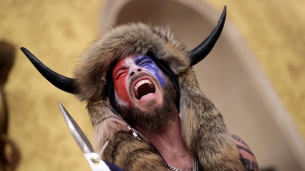 "Шаман QAnon" получил 41 месяц тюрьмы за участие в штурме Капитолия