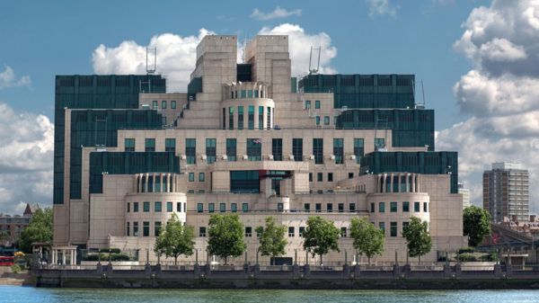 Дайджест: Байден просит не паниковать из-за "Омикрона"; глава МИ-6 рассказал об угрозах из Китая и России