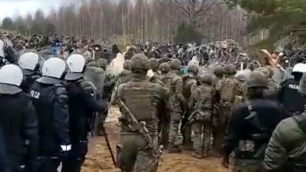 На границе Беларуси с Польшей собрались сотни мигрантов. Варшава привела войска в готовность