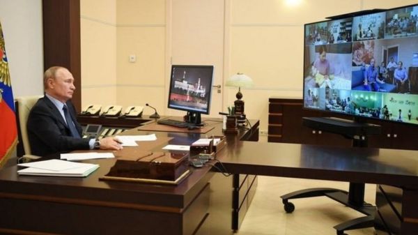 Дайджест: Байден просит не паниковать из-за "Омикрона"; глава МИ-6 рассказал об угрозах из Китая и России