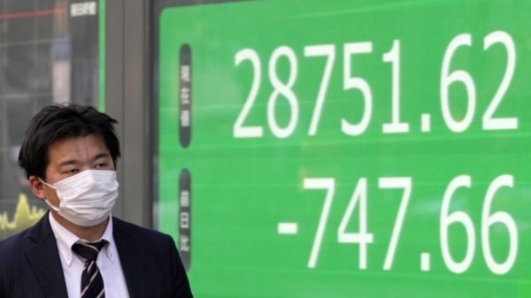 Коронавирус: ВОЗ назвала новый вариант "Омикрон", он закрывает границы и тянет рынки на дно