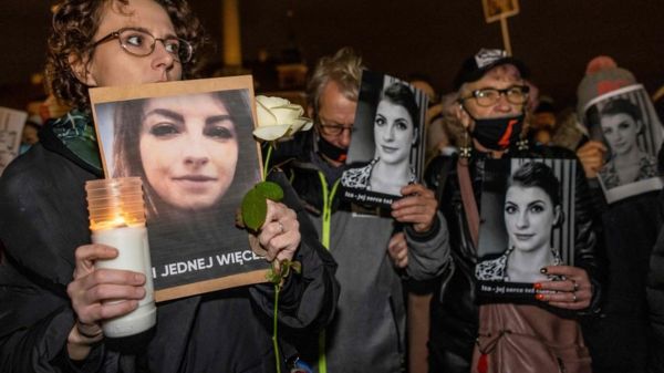 Смерть молодой женщины в Польше вызвала новые массовые протесты против фактического запрета абортов