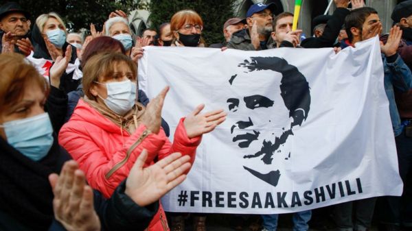 Михаила Саакашвили перевели из тюремной больницы в военный госпиталь. Он обещает прекратить голодовку