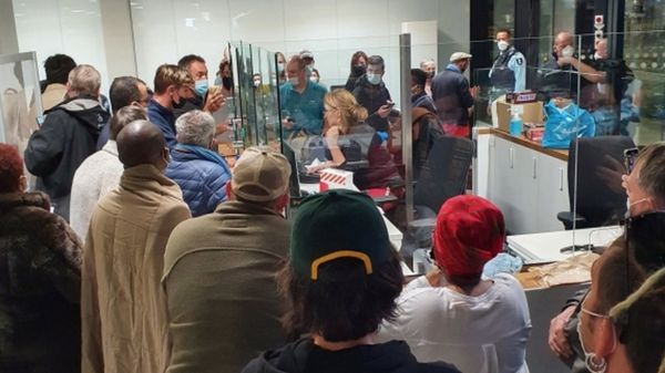 Коронавирус: вариант "Омикрон" находят во все новых странах; в Великобритании тоже выявили два случая