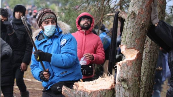 На границе Беларуси с Польшей собрались сотни мигрантов. Варшава привела войска в готовность