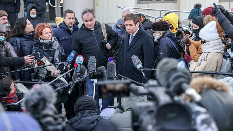 "Эхо войны все время с нами". Как в России и мире реагируют на закрытие "Мемориала"*