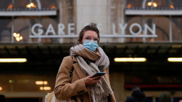 Коронавирус: из-за "Омикрона" отменены тысячи авиарейсов по всему миру, во Франции больше 100 тысяч заболевших