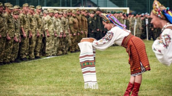 Опрос: украинцы верят в нападение России и хотят в НАТО