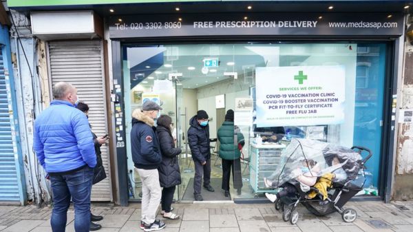 Коронавирус: из-за "Омикрона" отменены тысячи авиарейсов по всему миру, во Франции больше 100 тысяч заболевших