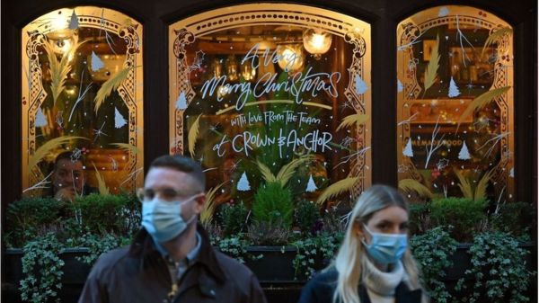 Коронавирус в мире: Рождество в Англии отменять не будут; в ЮАР изучают связь между ковидом и ВИЧ